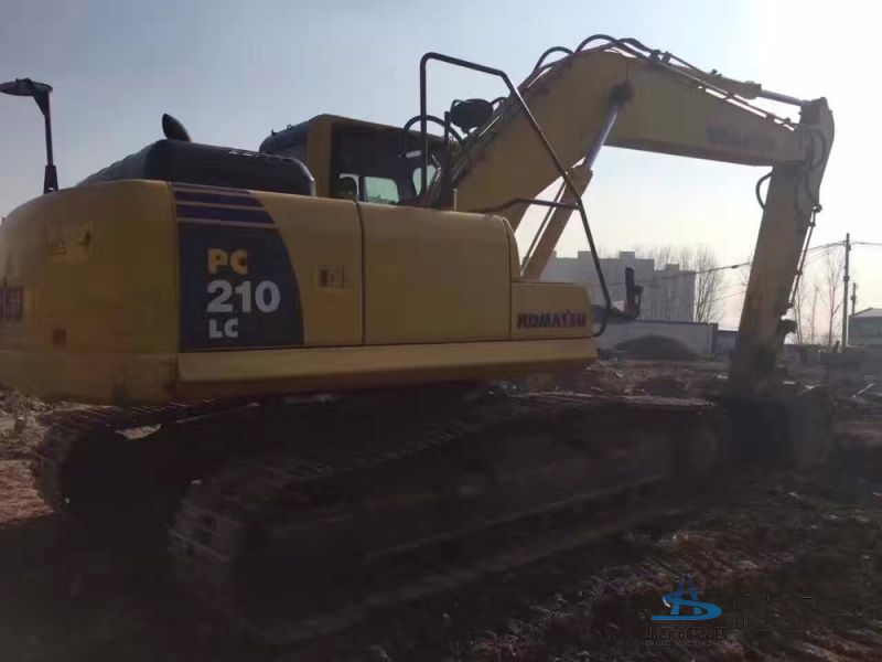 210LC-8履带式挖掘机出租