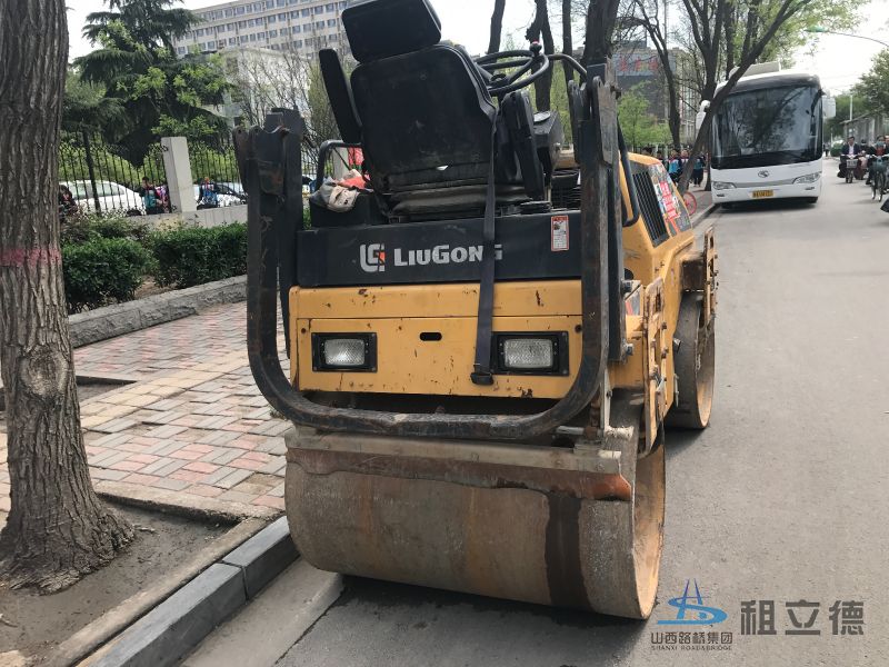 30双钢轮振动压路机出租